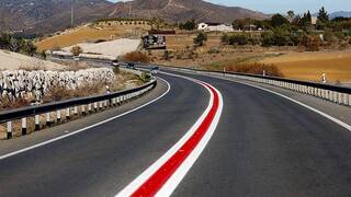 Entra en vigor: Espa�a cambia las normas con la nueva l�nea roja que empieza a aparecer en las carreteras del pa�s