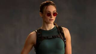 Sophie Turner (30) saca las ic�nicas pistolas de Lara Croft en el nuevo v�deo del rodaje de 'Tomb Raider': es calcada al juego