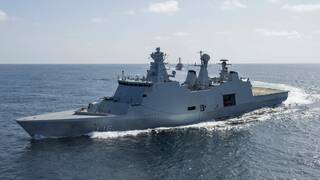 Con 137 metros de eslora y con capacidad para transportar tanque Leopard II, el HDMS Absalon redefine la guerra naval