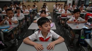 China cambia de rumbo: pone fin a su feroz competitividad escolar con más tiempo libre, menos tareas y menos exámenes