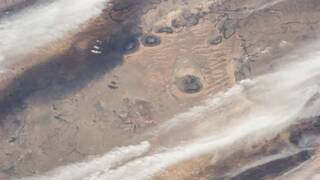 La NASA mira al S�hara desde el espacio y encuentra tres colosales estructuras oscuras sin arena que no saben explicar