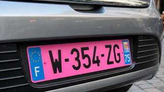 Francia cambia las normas: aprueba las matr�culas de color rosa y el cambio legislativo tiene una raz�n