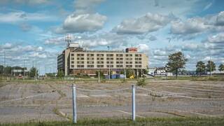 Destruyen pueblos enteros para el megaaeropuerto m�s grande del mundo: hoy est� abandonado y se pudre entre ruinas