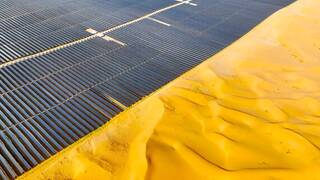 China cambia de estrategia: arma un escudo de millones de paneles solares contra el avance del desierto y prev� 253 GW en 2030