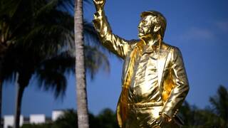 Eric Kripke, creador de 'The Boys', alucina con la estatua de Trump dorada de 4,5 metros por parecerse a una escena de Patriota