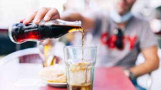 Ya es oficial: bares y restaurantes tendrán que aplicar un cobro adicional a los clientes por latas y botellas en 2026