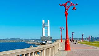 El paseo marítimo más largo de Europa se encuentra en España: 13 kilómetros entre mar, playas y un faro romano singular
