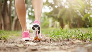 Japón desafía las normas: este método japonés de caminar resulta más efectivo y saludable que 1 hora de paseo convencional