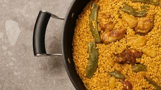 Los chefs españoles coinciden: 'La auténtica paella no mejora con más azafrán, sino con un ligero toque de aceite caliente'