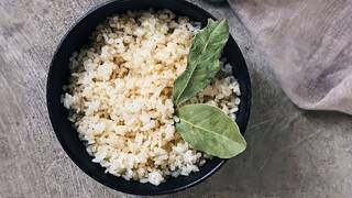 Los mejores chefs españoles coinciden: 'El arroz blanco no se cuece en agua, el truco está en 3 ajos, 2 hojas de laurel y caldo'
