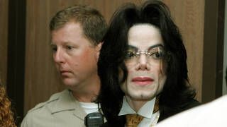 Michael Jackson desata una nueva guerra cultural con su serie de Netflix: 'Una campaña de difamación por el beneficio económico'
