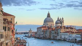 Italia cambia de estrategia y alerta a España: sus ciudades costeras construyen nuevas barreras y muros contra el avance del mar
