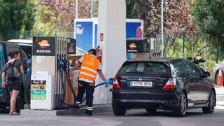 Ya es oficial: si tienes un coche diésel, llenar el depósito será más caro que usar gasolina de forma permanente