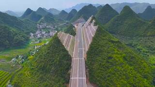 China invirtió 2550 millones en cortar una montaña: el resultado son cientos horas menos de viaje para millones de ciudadanos