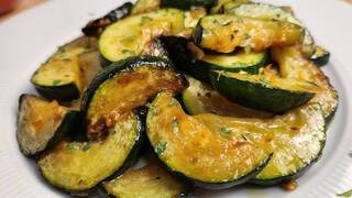 Loli, cocinera: 'Con 2 calabacines y 3 ajos preparo la cena perfecta para el verano en menos de 15 minutos'