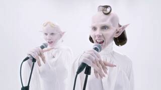 Las redes arden contra Eduardo Casanova por su comedia de vampiras con VIH y lenguaje inclusivo: 'Vaya aberración'