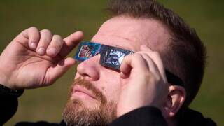 Ordenan la retirada de 6 modelos de gafas para el eclipse por 'irregularidades' en los filtros y 'riesgo de lesiones oculares'