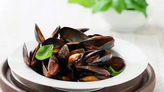 Los cocineros gallegos coinciden: 'Los mejillones al vapor saben mejor si no los amontonas y a�ades poca cantidad de albari�o'