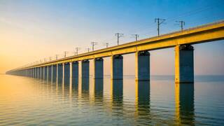 Mide 164 kilómetros, costó 8500 millones de dólares y por él jamás ha pasado un coche: así es el puente más largo del mundo