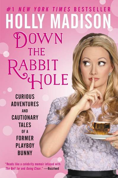 En 'Down the Rabbit Hole', Holly Madison desvela los supuestos trapos sucios del imperio Playboy y la vida dentro de la mansión.