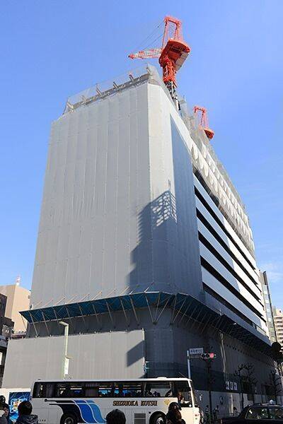 Imagen de la torre de esports de Konami en construcción.