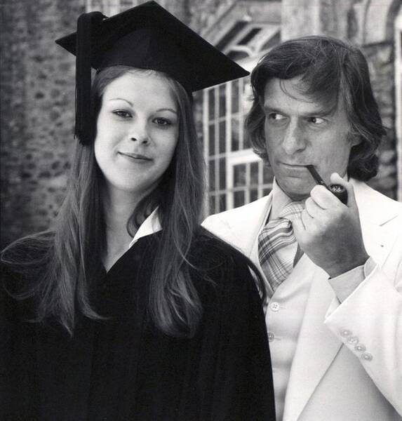 Hugh Hefner y su hija Christie, el día de su graduación.