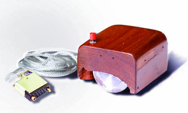 Imagen del primer prototipo de ratón con dos ruedas. Propiedad de SRI Internacional extraída de Wikimedia.