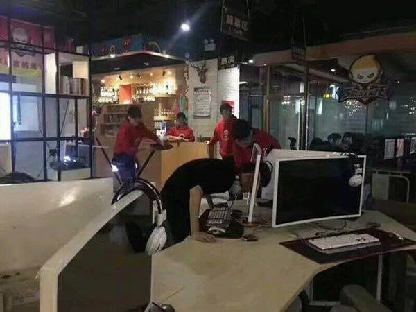 El jugador de LOL justo después de propinar el golpe, con la cabeza atravesando el monitor.