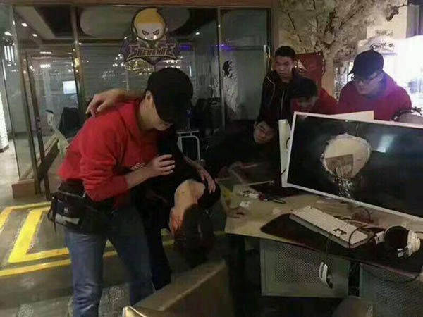 Uno de los responsables del centro atendiendo al jugador mientras llegan los sanitarios.
