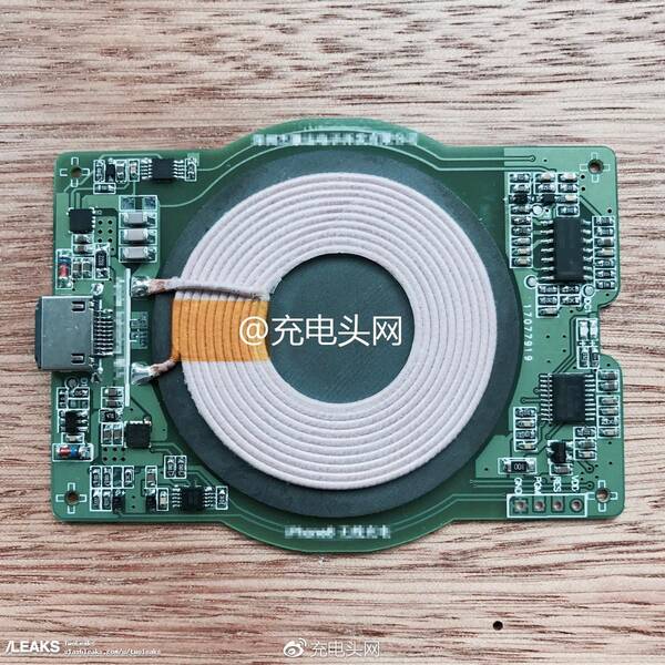 Al lado de la bobina de carga del dispositivo aparece el conector lightning típico de los dispositivos Apple.