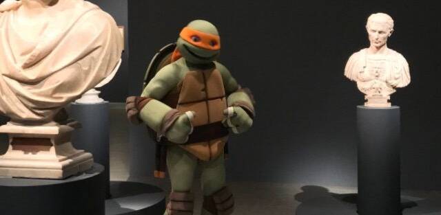 La Tortuga Ninja Michelangelo visita una exposicin sobre Michelangelo