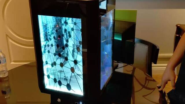 CES 2019: Llega el PC giratorio con cuatro pantallas LCD transparentes