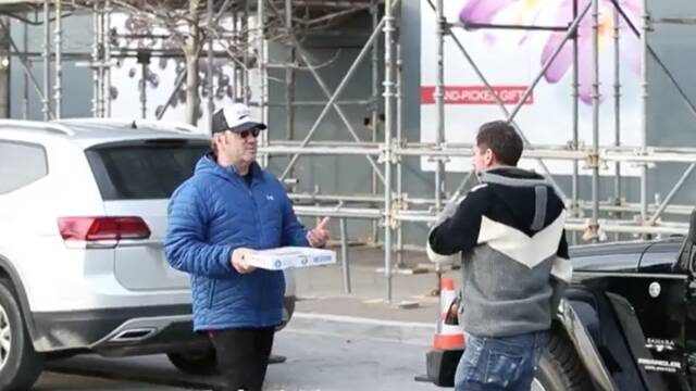 Kevin Spacey le regal una pizza a un paparazzi