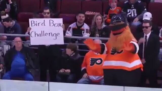 La mascota de los Philadelphia Flyers realiz el Desafo Bird Box