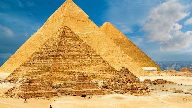 El revestimiento de una pirámide siembra el pánico entre los expertos de Egipto y se desata la polémica