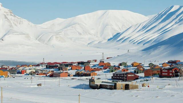 Cerca del Polo Norte, en el archipilago de los inmortales, est prohibido nacer y morir