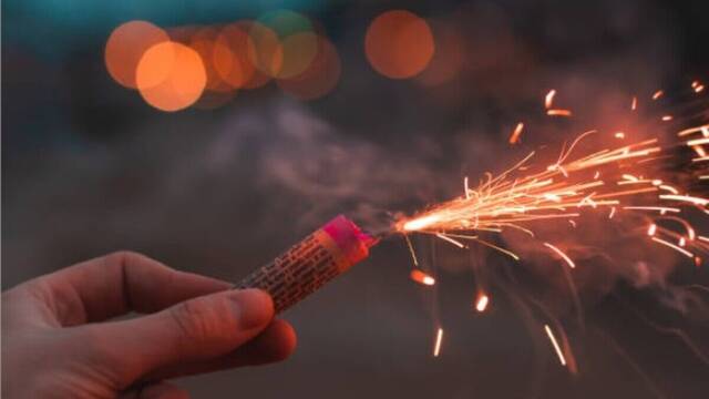 Un pa�s europeo pone veto a la pirotecnia tras una noche de pesadilla: 'M�s de 4.000 avisos a la polic�a y una iglesia quemada'