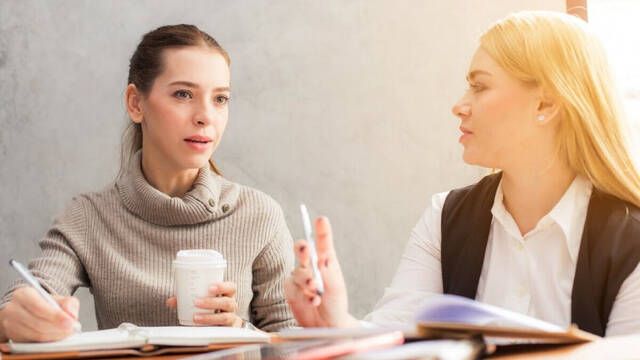 Hablar de estos temas puede delatar pocas habilidades sociales: estos son los 5 h�bitos que estropean una conversaci�n