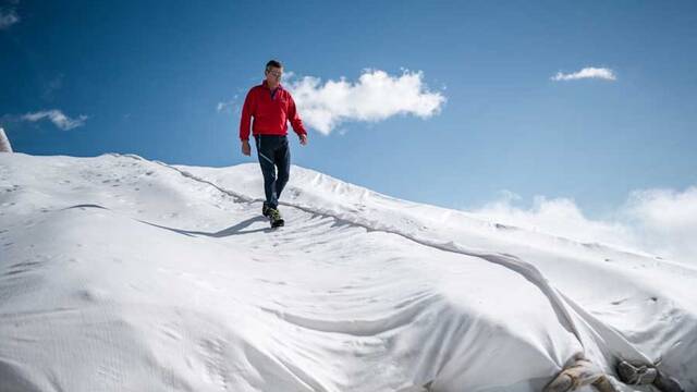 Suiza fracasa al salvar los glaciares: mantas blancas frenan el deshielo un 70 %, pero generan micropl�sticos y son caras