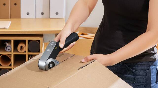 Estas tijeras el�ctricas de 85 euros cortan alfombra y cuero como si fueran mantequilla y se afilan ellas solas