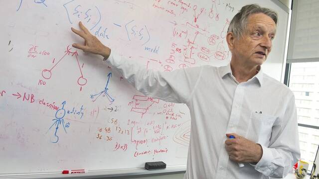 Geoffrey Hinton (78), padrino de la IA, sobre el futuro: 'Si no hacemos que se preocupen por los humanos, nos exterminar�n'