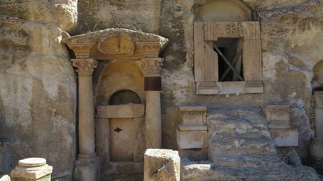 Arque�logos at�nitos descubren una extra�a tumba de hace 2.300 a�os bajo una vivienda: 'Tiene seres alados tallados'