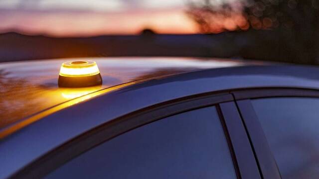 Javier Sanz, experto en ciberseguridad, alerta sobre el peligro de las balizas V-16 de la DGT y las gr�as pirata: 'Hay riesgos'