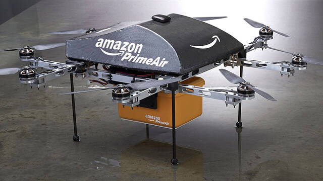 Amazon patenta un sistema para cargar coches elctricos en movimiento mediante drones