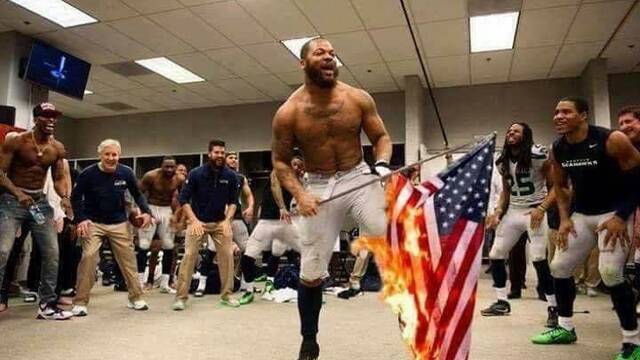 La foto de un jugador quemando la bandera americana es falsa