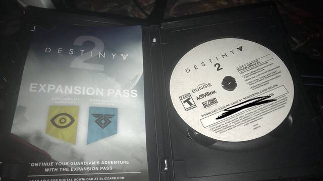 Un disco de papel en lugar de un DVD en la edicin fsica de Destiny 2 para PC