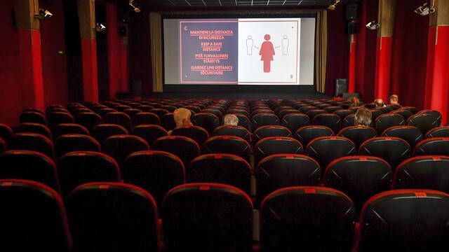 Italia clausura los cines en el auge de la nueva ola de coronavirus en toda Europa