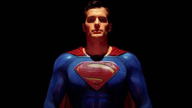 Henry Cavill anuncia su regreso como Superman y muestra su nuevo traje