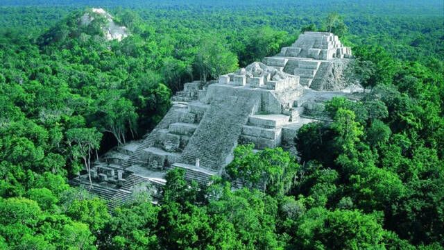 Un estudiante descubre por accidente una ciudad maya perdida y oculta por la jungla, con pirmides y campos deportivos