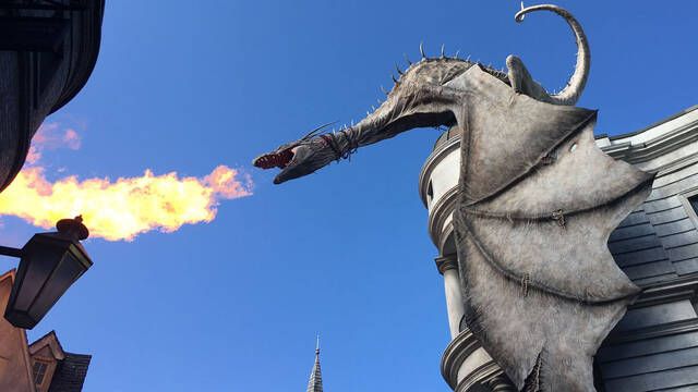 'Parece real': El parque de atracciones de Universal prueba un dragn animatrnico volador y deja atnitos a los visitantes